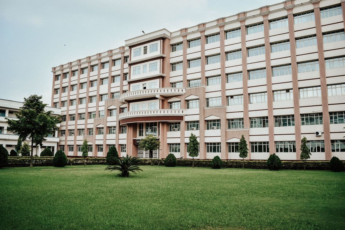 Example of a large green lawn in front of a commercial building